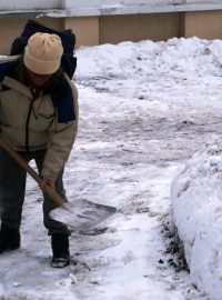 Ruční údržba chodníků ve Vsetíně