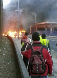 Hořící trosky vrtulníku na Wandsworth Road