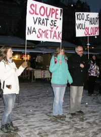 Demonstrace proti karlovarskému krajskému radnímu a komunistovi Václavu Sloupovi
