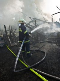 Hasiči v akci u požáru budovy.