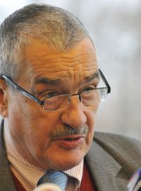 Schwarzenberg svolal mimořádnou tiskovou konferenci. Zemana a Klause na ní obvinil z toho, že se snaží podvést voliče.