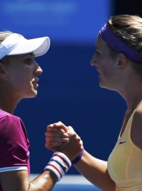 Victoria Azarenková (vpravo) a Jelena Vesninová po utkání na Australian Open