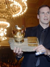 Brankář Petr Čech s cenou pro vítěze ankety Fotbalista roku 2012