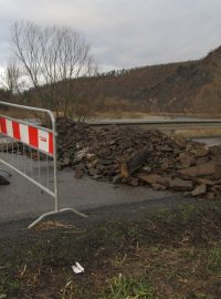 Na trase Vrané nad Vltavou - Zbraslav hrozí zřícení skály. Silnici zahrazuje i kamení.