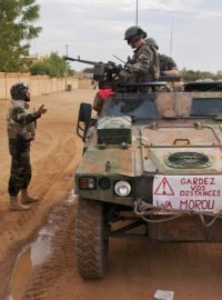 Hlídka francouzských vojáků v malijském městě Gao