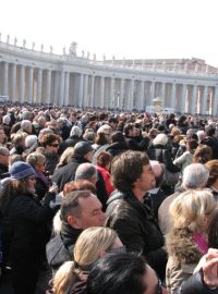 Asi 50 tisíc lidí na Svatopetrském náměstí ve Vatikánu sledovalo jedno z posledních vystoupení Benedikta XVI. coby hlavy římskokatolické církve