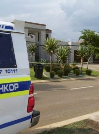Policejní auto před Pistoriusovým domem v Pretorii
