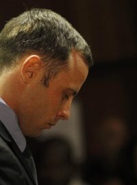 Pistorius nese vyšetřování těžce. Jeho právnící se snaží přesvědčit soud, aby jejich klienta propustil na kauci