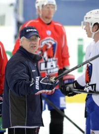 Hokejisté týmu Kontinentální hokejové ligy Lev Praha absolvovali 19. února v Praze otevřený trénink pro média před odletem do Moskvy, kde je čekají dvě utkání play off s týmem CSKA. Na snímku trenér Václav Sýkora (druhý zleva) udílí hráčům pokyny.