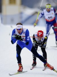 Závod mužů na 15km volnou technikou, v popředí český reprezentant Lukáš Bauer