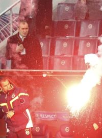 Jedna ze světlic zapálených u vchodu stadionu přistála na lavičku Fenerbahce při utkání EL s BATE Borisov