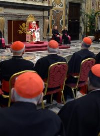 Odcházející papež Benedikt XVI. se ve Vatikánu rozloučil s kardinály. Právě ti budou vybírat jeho nástupce