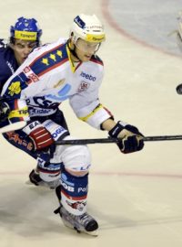 Úvodní utkání předkola play off hokejové extraligy Rytíři Kladno - HC ČSOB Pojišťovna Pardubice hrané 1. března v Kladně. Jan Dalecký z Kladna (vlevo) a Petr Mocek z Pardubic.