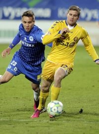 Utkání 18. kola první fotbalové ligy: FC Vysočina Jihlava - FC Slovan Liberec, 1. března v Jihlavě. Zleva Josef Šural z Liberce a Petr Tlustý z Jihlavy.