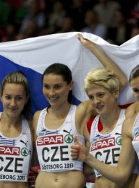 Bronzová česká štafeta: Denisa Rosolová, Jitka Bartoničková, Lenka Masná a Zuzana Hejnová (zleva doprava)