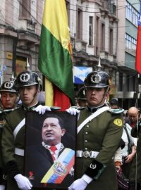 Bolivijští policisté nesou v rámci vzpomínkové akce v La Paz portrét venezuelského prezidenta Cháveze