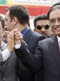 Íránský prezident Mahmúd Ahmadínežád  a jeho pákistánský protějšek Asif Ali Zardari