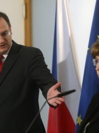 Premiér Petr Nečas (ODS) a ministryně práce a sociálních věcí Ludmila Müllerová (TOP 09)