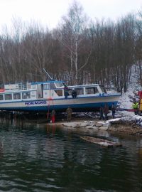 Vytažení lodě Horácko z Dalešické přehrady