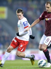 Utkání 21. kola první fotbalové ligy AC Sparta Praha - FC Viktoria Plzeň hrané 30. března v Praze. Zleva Vladimír Darida z Plzně a Marek Matějovský ze Sparty (vpravo).