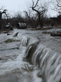 V pražské Hostivaři prasklo vodovodní potrubí