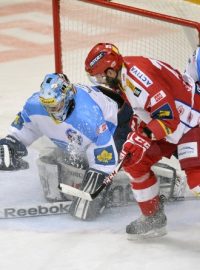 Semifinále play off hokejové extraligy. Pátý zápas HC Slavia Praha - HC Škoda Plzeň, který se hrál 1. dubna v Praze. Zleva brankář Marek Mazanec z Plzně , útočník Petr Jelínek ze Slavie a Ryan Hollweg z Plzně.