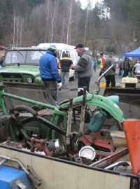 Milovníci historických motorových vozidel na Karlovarsku vstoupili o víkendu do nové motoristické sezóny burzou