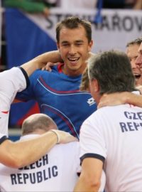 Lukáš Rosol (v modrém v pozadí) vybojoval pro Česko semifinále Davis Cupu