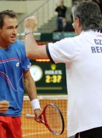 Lukáš Rosol (vlevo) a Jaroslav Navrátil při čtvrtfinále Davis Cupu v kazašské Astaně