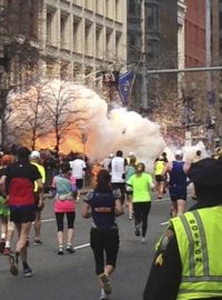 V cíli bostonského maratonu vybouchly dvě nálože