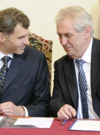 Předseda ČOV Jiří Kejval a prezident Miloš Zeman při podepisování přihlášky do Soči