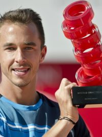 Lukáš Rosol s trofejí pro vítěze turnaje ATP v Bukurešti