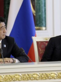 Šinzó Abe a Vladimir Putin jednali v Kremlu