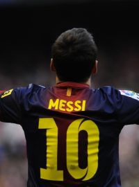 Lionel Messi vyhlíží nad Nou Campem večer velký fotbalový hurikán svého týmu