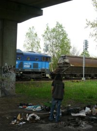 Bezdomovci v České Lípě. Pohled z pod mostu na trať