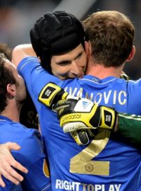 Brankář Petr Čech v objetí se svými spoluhráči Branislavem Ivanovičem a Juanem Matou