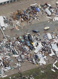 Moore na předměstí Oklahoma City je v troskách. Úřady hlásí 2400 zcela zničených domů