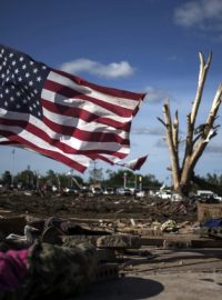 Obyvatelé Moore na předměstí Oklahoma City zachraňují z trosek svůj majetek