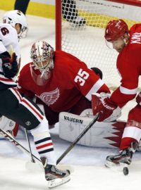 Jakub Kindl (vpravo) se postaral premiérovou trefou v play-off NHL o vítězství Detroitu nad Chicagem