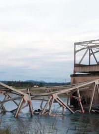 Část dálničního mostu se zřítila do řeky Skagit ve státě Washington