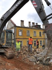 Dělníci začali s druhou etapou bourání rozsáhlého areálu kasáren v centru Jičína