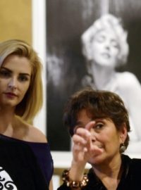 Manželka prezidenta Ivana Zemanová s dcerou Kateřinou na výstavě Marilyn v Jízdárně Pražského hradu