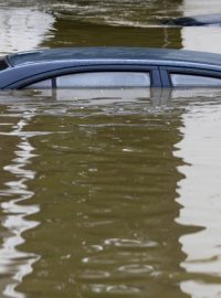 Rozvodněný potok Botič zaplavil pražské čtvrti Hostivař a Záběhlice