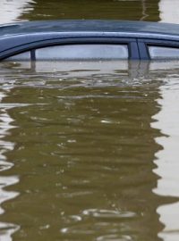 Rozvodněný potok Botič zaplavil pražské čtvrti Hostivař a Záběhlice