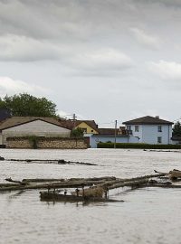 Zálezlice na Mělnicku jsou znovu pod vodou, ochranná hráz nepomohla