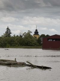 Zálezlice na Mělnicku jsou znovu pod vodou, ochranná hráz nepomohla