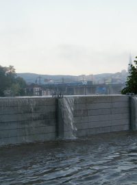 V Ústí nad Labem kulminovalo Labe. Takhle to vypadá v tamní čtvrti Střekov