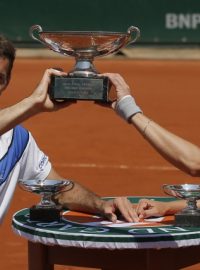 František Čermák a Lucie Hradecká s trofejí za vítězství ve smíšené čtyřhře na Roland Garros