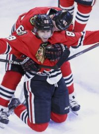 Patrick Kane slaví svůj gól ze druhého prodloužení v pátém duelu finále Západní konference proti Los Angeles