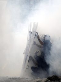 Policejní zásah proti demonstrantům na náměstí Taksim v Istanbulu